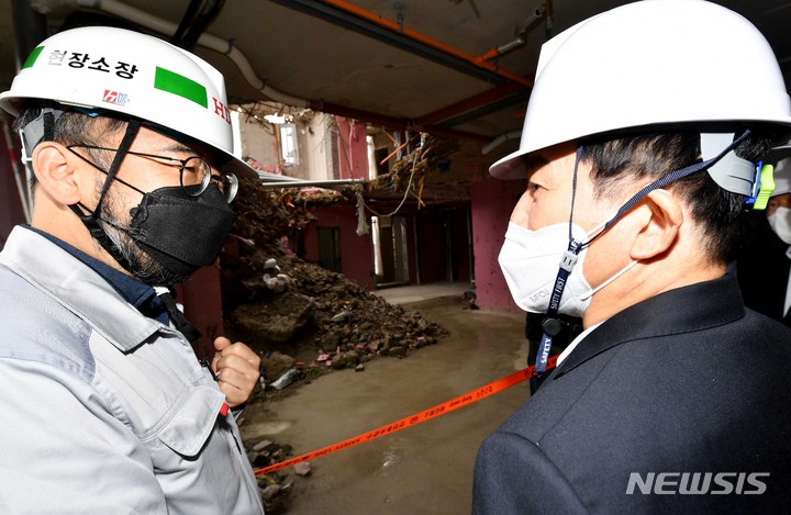 광주=뉴시스] 변재훈 기자 = 원희룡 국토교통부 장관 후보자가 29일 오전 광주 서구 화정아이파크 붕괴 현장을 둘러보고 있다. 2022.04.29. wisdom21@newsis.com