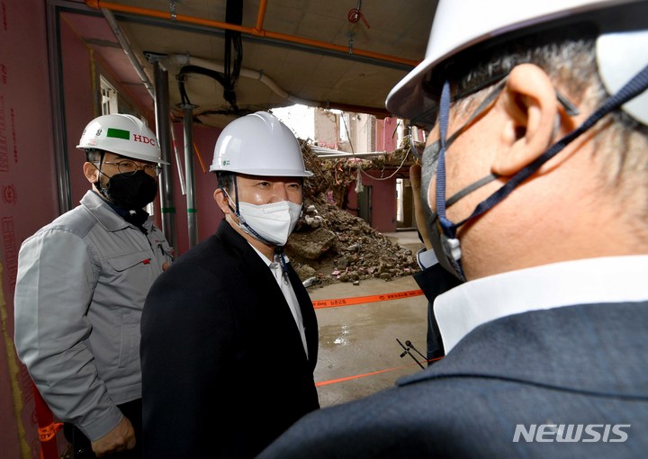 광주=뉴시스] 변재훈 기자 = 원희룡 국토교통부 장관 후보자가 29일 오전 광주 서구 화정아이파크 붕괴 현장을 둘러보고 있다. 2022.04.29. wisdom21@newsis.com