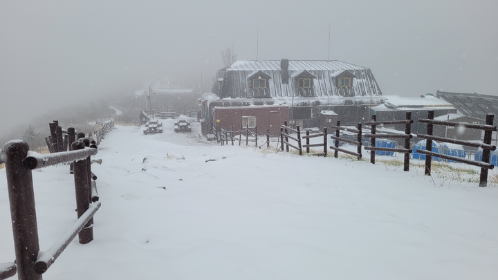 [인제=뉴시스] 김경목 기자 = 29일 오전 강원 인제군 설악산 국립공원 중청봉 중청대피소 일대에 눈이 내렸다. (사진=설악산 국립공원사무소 제공) 2022.04.29. photo@newsis.com *재판매 및 DB 금지