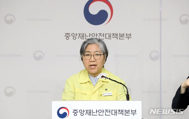 [세종=뉴시스] 강종민 기자 = 정은경 중앙방역대책본부장(질병관리청장)이 29일 오전 세종시 정부세종청사에서 다음 달 2일부터 50인 이상이 참석하는 집회와 공연, 스포츠 경기 관람 시에만 실외 마스크 착용 의무를 남기고 그 외에는 마스크 착용 의무를 해제한다고 밝히고 있다. 2022.04.29. ppkjm@newsis.com