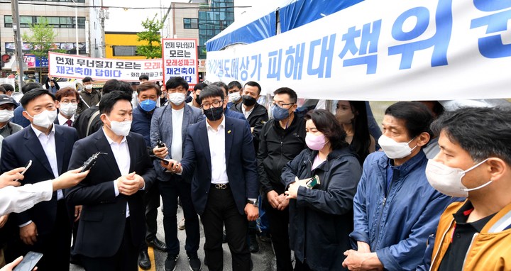 [광주=뉴시스] 변재훈 기자 = 원희룡 국토교통부 장관 후보자가 29일 오전 광주 서구 화정아이파크 붕괴 현장을 둘러본 뒤 피해 상인·입주 예정자와 대화하고 있다. 2022.04.29. wisdom21@newsis.com