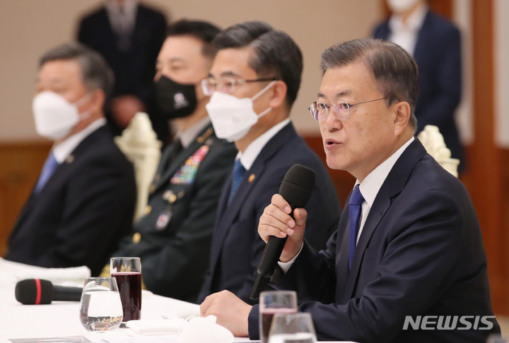 [서울=뉴시스] 김진아 기자 = 문재인 대통령이 29일 청와대 본관에서 열린 군 주요 직위자 격려 오찬 간담회에서 발언하고 있다. 2022.04.29. bluesoda@newsis.com
