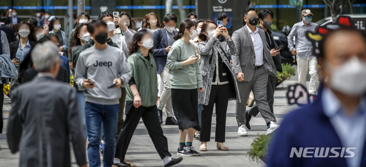 [서울=뉴시스] 정병혁 기자 = 지난 29일 오후 서울 강남구 코엑스 인근에서 마스크를 쓴 시민들이 이동하고 있다.  2022.04.29. jhope@newsis.com