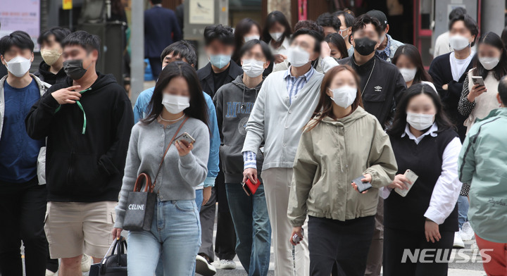 [서울=뉴시스] 권창회 기자 = 정부가 내달 2일부터 실외 마스크 의무 착용 해제를 발표한 29일 오후 서울 강남구 선릉역 인근에서 마스크를 쓴 시민들이 이동하고 있다. 2022.04.29. kch0523@newsis.com