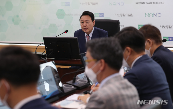 [대전=뉴시스] 인수위사진기자단 = 윤석열 대통령 당선인이 29일 오전 대전 한국과학기술원(KAIST) 내 나노종합기술원에서 열린 반도체 연구개발 지원성과 보고 및 발전방안 간담회에 참석해 인사말을 하고 있다. 2022.04.29. photo@newsis.com