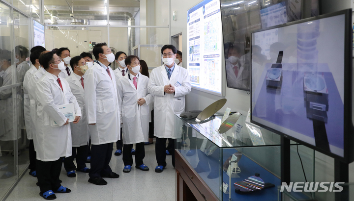 [대전=뉴시스] 인수위사진기자단 = 윤석열 대통령 당선인이 29일 오전 대전 한국과학기술원(KAIST) 내 나노종합기술원을 방문해 반도체 연구 현장을 둘러보고 있다. 2022.04.29. photo@newsis.com