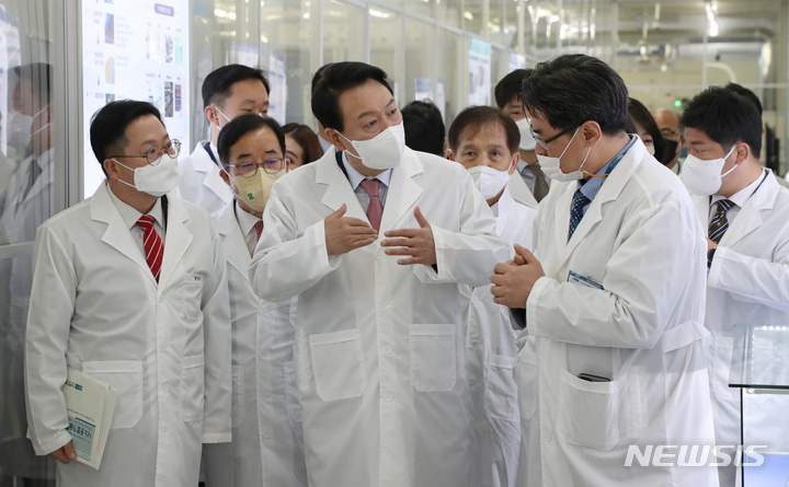 [대전=뉴시스] 인수위사진기자단 = 윤석열 대통령 당선인이 29일 오전 대전 한국과학기술원(KAIST) 내 나노종합기술원을 방문해 반도체 연구 현장을 둘러보고 있다. 2022.04.29. photo@newsis.com