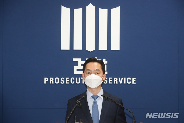 [서울=뉴시스] 권창회 기자 = 김지용 대검찰청 형사부장이 29일 오후 서울 서초구 대검찰청에서 '검수완박 수정안' 관련 브리핑을 하고 있다. 2022.04.29. kch0523@newsis.com