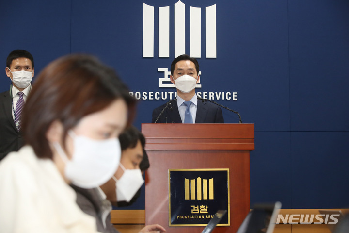 [서울=뉴시스] 권창회 기자 = 김지용 대검찰청 형사부장이 지난 29일 오후 서울 서초구 대검찰청에서 '검수완박 수정안' 관련 브리핑을 하고 있다. 2022.04.29. kch0523@newsis.com