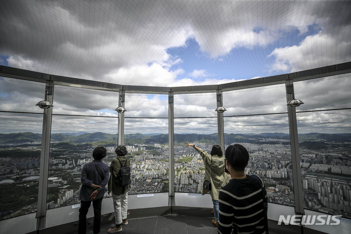 [서울=뉴시스] 정병혁 기자 = 비가 그친 29일 오후 서울 송파구 롯데월드타워 전망대 서울스카이를 찾은 시민들이 즐거운 시간을 보내고 있다. 2022.04.29. jhope@newsis.com