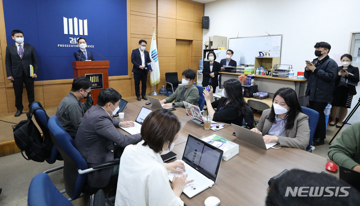 [서울=뉴시스] 권창회 기자 = 김지용 대검찰청 형사부장이 29일 오후 서울 서초구 대검 기자실에서 '검수완박 수정안' 관련 브리핑을 하고 있다. 2022.04.29. kch0523@newsis.com