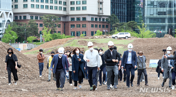 [서울=뉴시스] 이영환 기자 = 오세훈 서울시장이 29일 오후 서울 종로구 송현동 부지 임시개방 공사착수 현장을 방문해 현장을 살펴보고 있다. 서울시는 송현동 부지에 들어설 예정인 '이건희 기증관(가칭)' 건립사업 착수에 앞서 부지 전체를 2024년 상반기까지 열린 공간으로 조성한다고 전했다. 2022.04.29. 20hwan@newsis.om