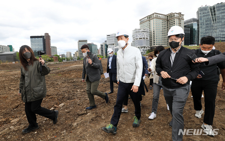 [서울=뉴시스] 이영환 기자 = 오세훈 서울시장이 29일 오후 서울 종로구 송현동 부지 임시개방 공사착수 현장을 방문해 현장을 살펴보고 있다. 서울시는 송현동 부지에 들어설 예정인 '이건희 기증관(가칭)' 건립사업 착수에 앞서 부지 전체를 2024년 상반기까지 열린 공간으로 조성한다고 전했다. 2022.04.29. 20hwan@newsis.om