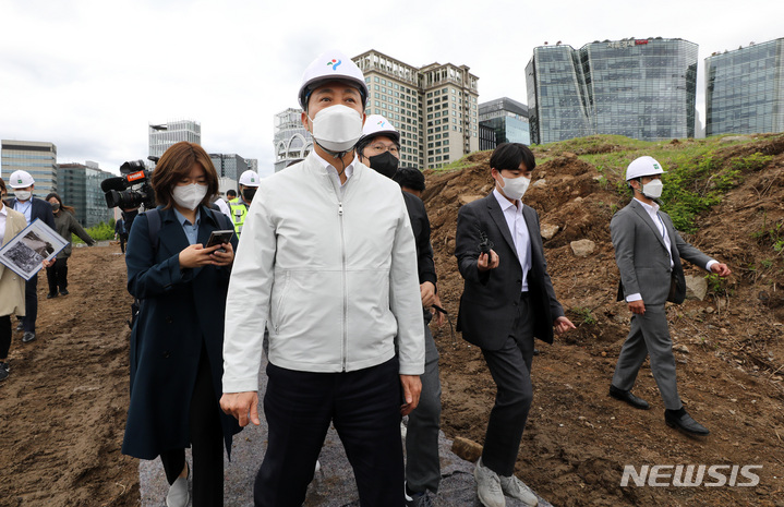 [서울=뉴시스] 이영환 기자 = 오세훈 서울시장이 29일 오후 서울 종로구 송현동 부지 임시개방 공사착수 현장을 방문해 현장을 살펴보고 있다. 서울시는 송현동 부지에 들어설 예정인 '이건희 기증관(가칭)' 건립사업 착수에 앞서 부지 전체를 2024년 상반기까지 열린 공간으로 조성한다고 전했다. 2022.04.29. 20hwan@newsis.om