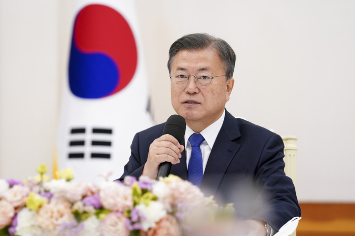 [서울=뉴시스] 문재인 대통령이 29일 청와대 본관에서 열린 군 주요 직위자 격려 오찬 간담회에서 발언하고 있다. (사진=청와대 제공) 2022.04.29. photo@newsis.com *재판매 및 DB 금지