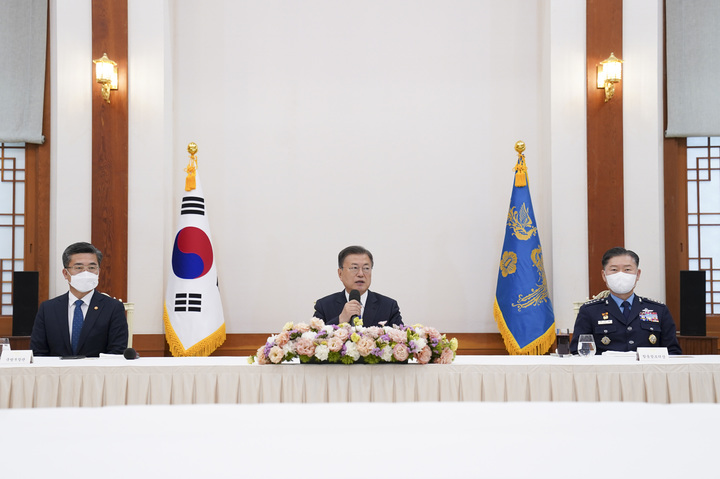 [서울=뉴시스] 문재인 대통령이 29일 청와대 본관에서 열린 군 주요 직위자 격려 오찬 간담회에서 발언하고 있다. (사진=청와대 제공) 2022.04.29. photo@newsis.com *재판매 및 DB 금지