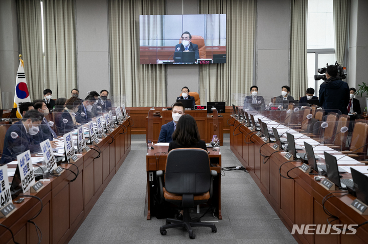 [서울=뉴시스] 최진석 기자 = 29일 오후 서울 여의도 국회에서 운영위원회 소집과 사개특위 구성에 반대하는 국민의힘 소속 운영위원들이 불참한 가운데 검찰의 수사권을 이양할 중대범죄수사청(중수청) 이른바 한국형FBI 설립을 두고 사법개혁특위(사개특위) 구성을 논의하는 운영위원회가 열리고 있다. (공동취재사진) 2022.04.29. photo@newsis.com