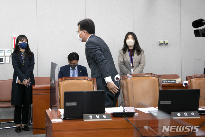 [서울=뉴시스] 최진석 기자 = 송언석 국민의힘 원내수석부대표가 29일 오후 서울 여의도 국회에서열린 검찰의 수사권을 이양할 중대범죄수사청(중수청) 이른바 한국형FBI 설립을 두고 사법개혁특위(사개특위) 구성을 논의하는 운영위원회에서 의사발언을 한 후 회의장을 나가고 있다. 이날 국민의힘 소속 운영 위원들은 모두 불참했다. (공동취재사진) 2022.04.29. photo@newsis.com