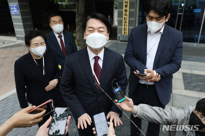 [서울=뉴시스] 홍효식 기자 = 안철수 대통령직인수위원회 위원장이 29일 오후 서울 종로구 통의동 인수위에서 취재진 질문에 답하고 있다. (공동취재사진) 2022.04.29. photo@newsis.com