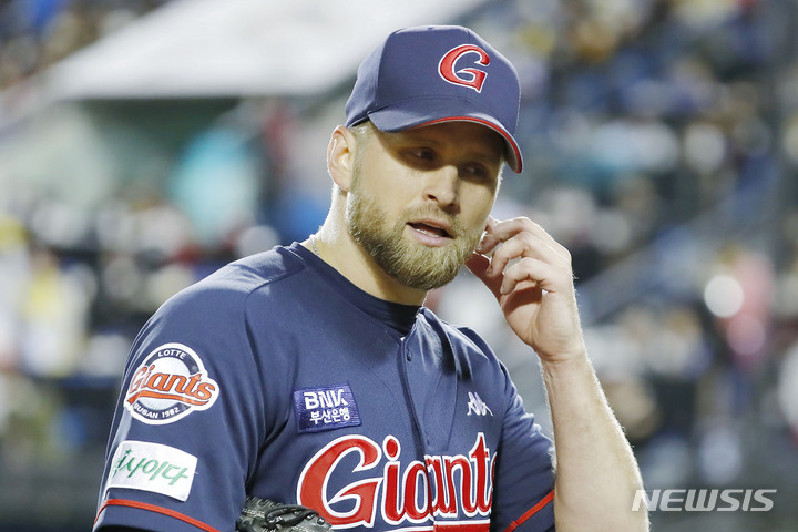[서울=뉴시스] 최동준 기자 = 29일 서울 잠실야구장에서 열린 2022 KBO 리그 LG 트윈스 대 롯데 자이언츠의 경기, 4회말 롯데 선발 스파크맨이 교체되고 있다. 2022.04.29. photocdj@newsis.com