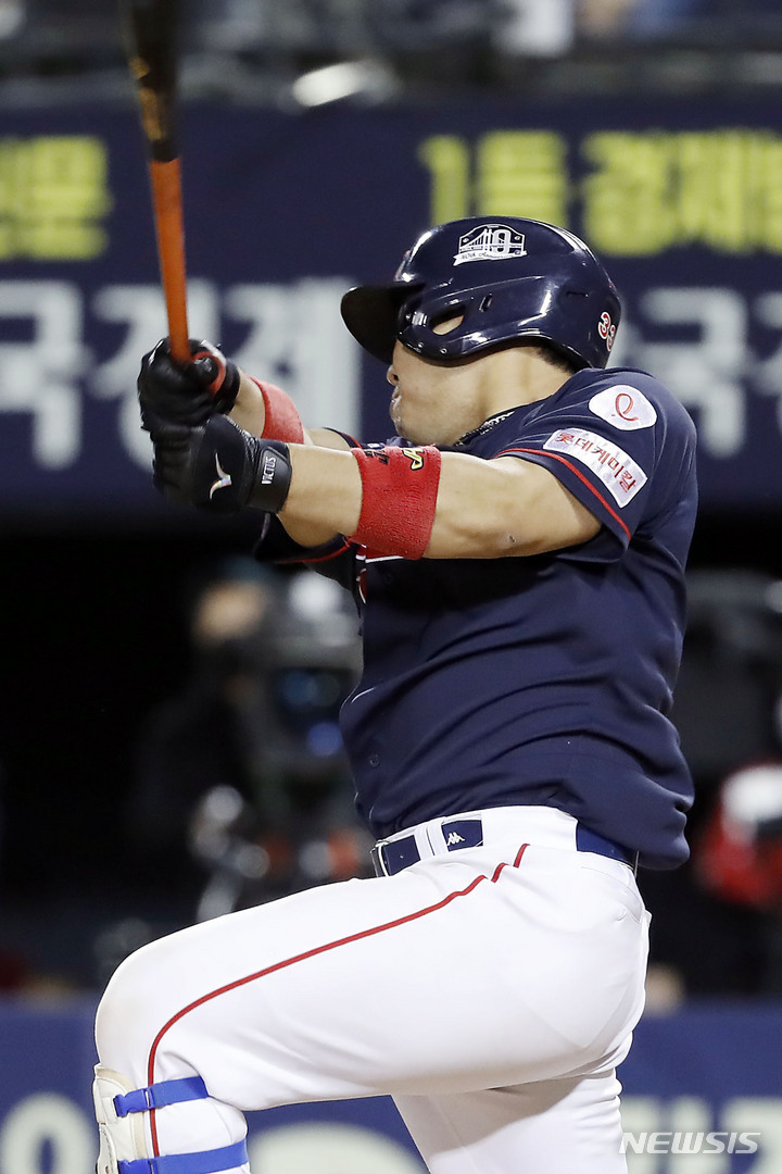 [서울=뉴시스] 최동준 기자 = 29일 서울 잠실야구장에서 열린 2022 KBO 리그 LG 트윈스 대 롯데 자이언츠의 경기, 8회초 1사 1루 상황 롯데 지시완이 2점 홈런을 치고 있다. 2022.04.29. photocdj@newsis.com