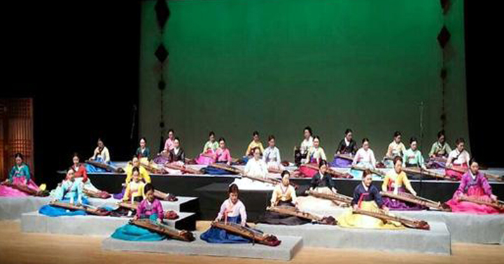 [광주=뉴시스] 빛고을 무등가야금연주단, 광주공연마루 무대. (사진=빛고을 무등가야금연주단 제공). photo@newsis.com *재판매 및 DB 금지