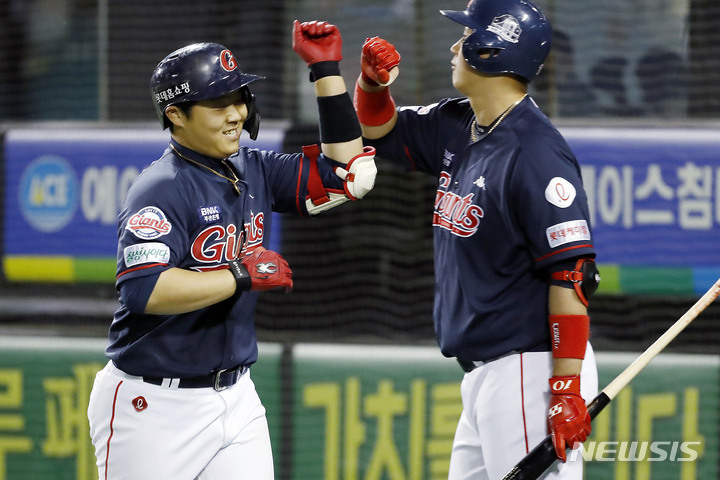 [서울=뉴시스] 최동준 기자 = 29일 서울 잠실야구장에서 열린 2022 KBO 리그 LG 트윈스 대 롯데 자이언츠의 경기, 9회초 무사 1, 2루 상황 롯데 한동희가 3점 홈런을 친 뒤 이대호와 하이파이브 하고 있다. 2022.04.29. photocdj@newsis.com