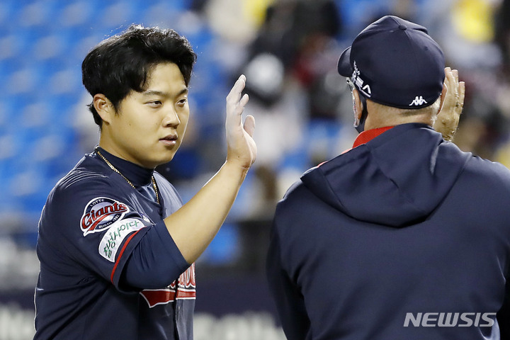 [서울=뉴시스] 최동준 기자 = 29일 서울 잠실야구장에서 열린 2022 KBO 리그 LG 트윈스 대 롯데 자이언츠의 경기, 9:4로 승리한 롯데 래리 서튼 감독이 한동희와 하이파이브 하고 있다. 2022.04.29. photocdj@newsis.com