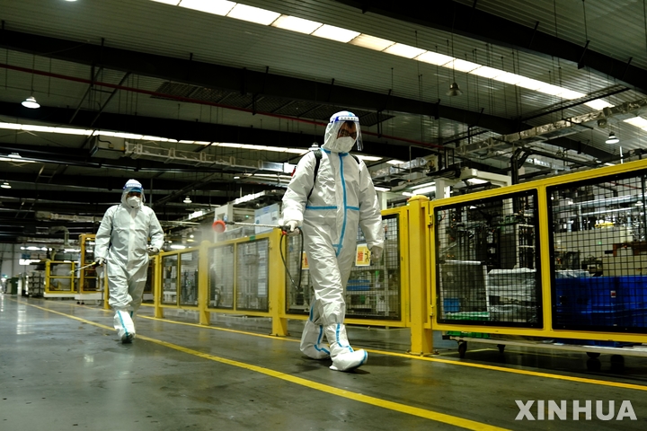 [상하이=신화/뉴시스] 코로나19가 급속도로 퍼지면서 봉쇄에 들어간 중국 상하이에 있는 쑹쯔 자동차용 에어컨 공장에서 29일 방역요원들이 가동 재개를 앞두고 소독작업을 벌이고 있다. 2022.04.30 