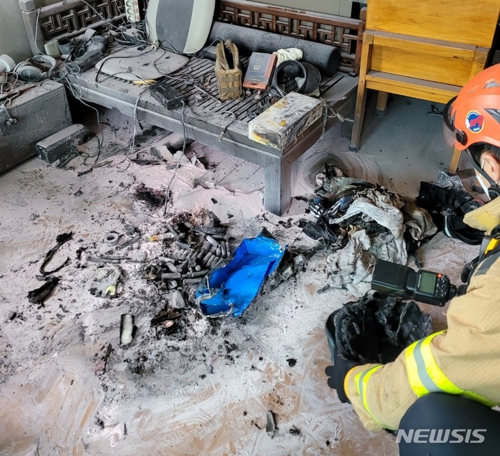 [서울=뉴시스]30일 오전 8시50분께 서울 송파구 풍남동 한 아파트 30층 집안에서 충전 중이던 전기자전기 배터리가 폭발하는 사고가 발생했다. <서울 송파소방서 제공> 2022.04.30. photo@newsis.com