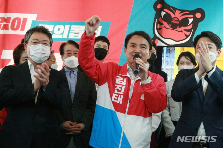 [원주=뉴시스] 이덕화 기자 = 30일 김진태 국민의힘 강원도지사 후보가 원주시 단계동 선거사무소 개소식에 참석한 이준석 당 대표 등과 함께 6·1지방선거 필승을 다짐하고 있다. 2022.04.28. wonder8768@newsis.com