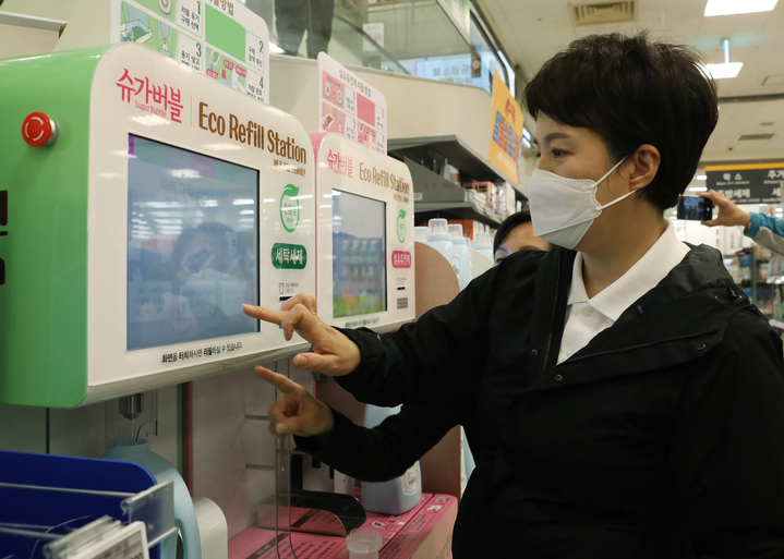 용인시 이마트 리필스테이션 방문한 김은혜 국민의힘 경기도지사 후보. (사진=김은혜 후보 제공) *재판매 및 DB 금지