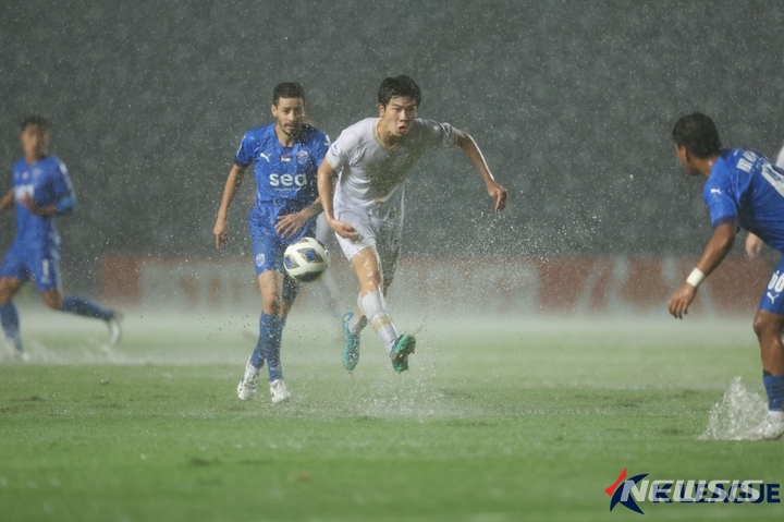 [서울=뉴시스]대구FC와 라이언시티 수중전. (사진=프로축구연맹 제공)