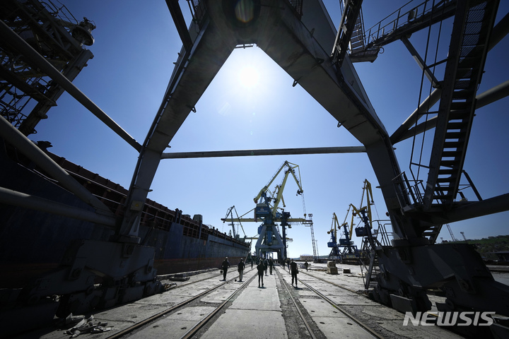 [마리우폴(우크라이나)=AP/뉴시스] 29일(현지시간) 친러 도네츠크인민공화국(DPR)이 점령 중인 우크라이나 남동부 마리우폴 항구 모습. 2022.04.30.