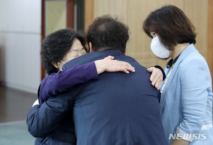 [서울=뉴시스] 지난 4월30일 오전 서울 성동구 시립동부노인전문요양센터에서 박영순(72세) 어르신이 아들과 만나 포옹하고 있다. (사진=뉴시스 DB) 2022.10.03. photo@newsis.com