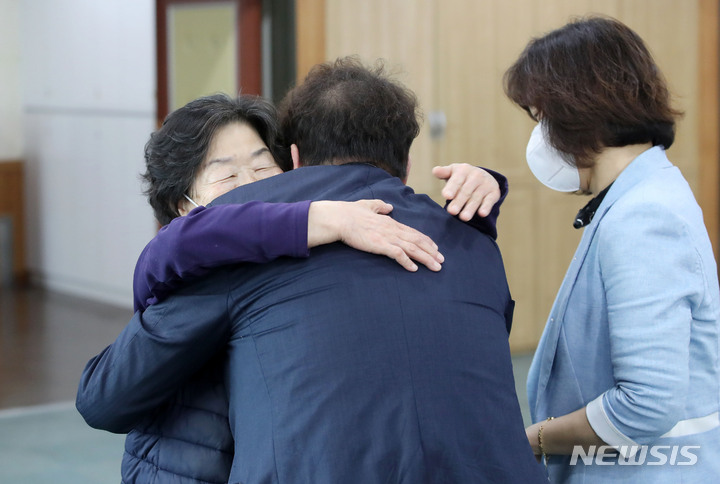 [서울=뉴시스] 홍효식 기자 = 가정의 달을 맞아 요양병원·시설의 한시적 접촉면회가 허용된 지난 4월30일 오전 서울 성동구 시립동부노인전문요양센터에서 박영순(72세) 어르신이 아들과 만나 포옹하고 있다. 2022.04.30. yesphoto@newsis.com