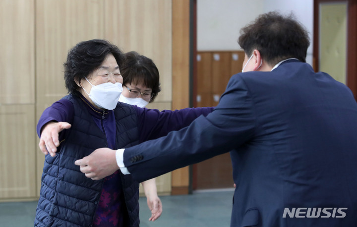 [서울=뉴시스] 홍효식 기자 = 가정의 달을 맞아 요양병원·시설의 한시적 접촉면회가 허용된 30일 오전 서울 성동구 시립동부노인전문요양센터에서 박영순(72세) 어르신이 아들과 만나 포옹하고 있다. 정부는 지난해 11월 18일부터 비접촉 면회만 허용해 왔지만 최근 확진자 발생 감소 추세와 접촉면회 수요를 고려해 이날부터 다음달 22일까지 3주간 한시적으로 변경했다. 2022.04.30. yesphoto@newsis.com