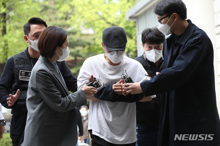 [서울=뉴시스] 조수정 기자 = 614억원의 회삿돈을 횡령한 혐의로 구속영장이 청구된 우리은행 직원 A씨가 지난달 30일 오후 영장실질심사를 받기 위해 서울 서초구 서울중앙지법으로 들어가고 있다. 2022.04.30. chocrystal@newsis.com