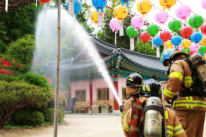 [서울=뉴시스] 김선웅 기자 = 관악소방서 대원들이 2022년 4월 30일 관음사에서 소방훈련을 하고 있다. (사진=관악소방서 제공) 2022.04.30. photo@newsis.com *재판매 및 DB 금지