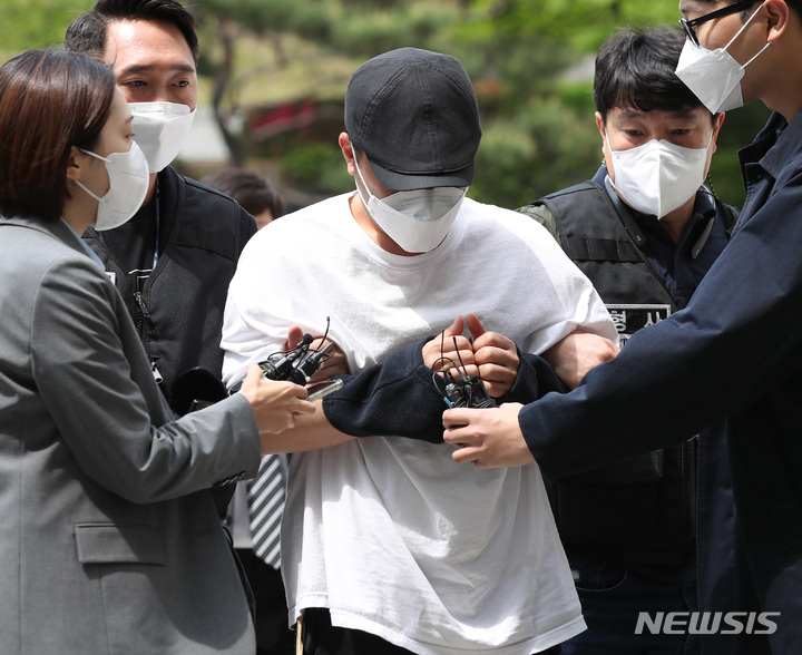 [서울=뉴시스] 조수정 기자 = 614억원의 회삿돈을 횡령한 혐의로 구속영장이 청구된 우리은행 직원 A씨가 30일 오후 영장실질심사를 받기 위해 서울 서초구 서울중앙지방법원으로 들어가고 있다. 2022.04.30. chocrystal@newsis.com