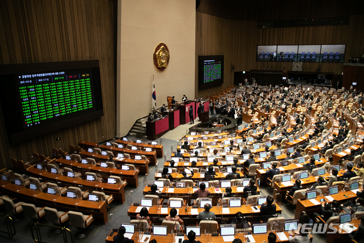 [서울=뉴시스] 전진환 = 권성동 국민의힘 원내대표가 30일 서울 국회 여의도에서 검수완박(검찰 수사권 완전 박탈) 법안 중 하나인 검찰청법 개정법률안(대안)에 대한 수정안이 찬성 172인으로 통과되고 있다. (공동취재사진) 2022.04.30. photo@newsis.com