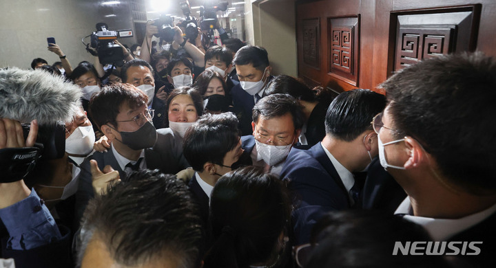 [서울=뉴시스] 전진환 기자 = 30일 국민의힘 의원들이 박병석 국회의장 '검수완박' 법안으로 불리는 검찰청법 표결 및 형사소송법 상정이 예정된 본회의장 입장을 막기 위해 국회경위들과 몸싸움을 하고 있다. (공동취재사진) 2022.04.30. photo@newsis.com