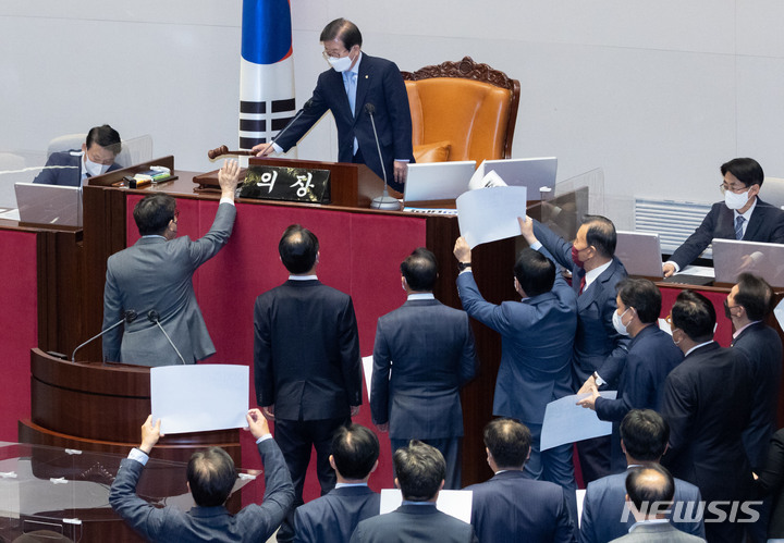 [서울=뉴시스] 전진환 = 권성동 국민의힘 원내대표와 의원들이 지난해 4월30일 오후 서울 여의도 국회에서 열린 제396회 국회(임시회) 제1차 본회의에서 ‘검수완박’ 법안의 한 축을 이루고 있는 검찰청법 일부개정법률안(대안)에 대한 수정안이 통과 된 후 박병석 국회의장에게 항의하고 있다. (공동취재사진) 2022.04.30.  photo@newsis.com