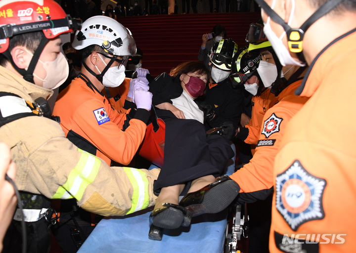 [서울=뉴시스] 전진환 기자 = 국민의힘 양금희 의원이 30일 국회 본회의장에서 고통을 호소해 출동한 구급대원에 의해 후송되고 있다. 양 의원은 앞서 국회의장실 앞에서 농성하며 박의장의 입장을 제지하는 과정에서 부상을 입게 되었다. (공동취재사진) 2022.04.30. photo@newsis.com