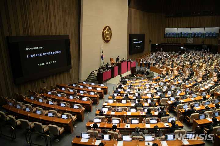 [서울=뉴시스] 전진환 기자 = 30일 서울 국회 여의도에서 검찰청법 개정안이 통과된 후 남은 검수완박 법안 중 하나인 형사소송법 개정법률안(대안)이 상정되고있다. (공동취재사진) 2022.04.30.  photo@newsis.com