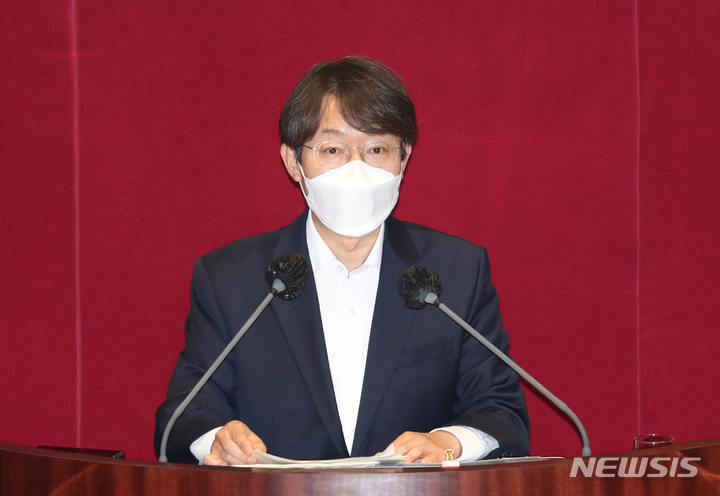 [서울=뉴시스] 전진환 기자 = 판사 출신인 더불어민주당 최기상 의원이 30일 저녁 열린 국회 본회의에서 형사소송법 개정안에 대한 찬성 무제한 토론을 하고 있다. (공동취재사진) 2022.04.30. photo@newsis.com