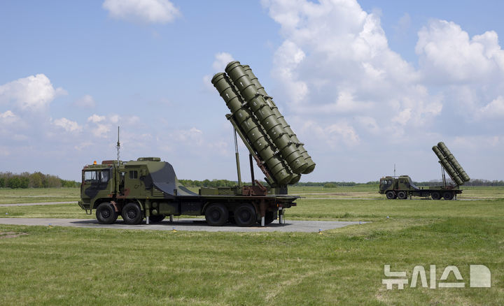 [베오그라드=AP/뉴시스] 11일 중국 관영 글로벌타임스는 세르비아군이 실전 배치한 중국산 지대공 미사일에 대해 긍정적인 평가를 내렸다고 보도했다. 사진은 2022년 4월30일 세르비아군이 베오그라드 인근 바타니차 공군기지에서 군사훈련을 실시하는 동안 공개된 중국산 FK-3 미사일. FK-3 은 중국의 중거리 지대공 미사일 HQ-22의 수출형이다. 2025.07.11&nbsp; 