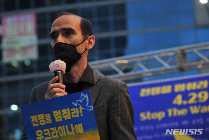 [광주=뉴시스] 이영주 기자 = 29일 오후 광주 동구 충장로 일대에서 열린 '전쟁을 멈춰라! 우크라이나에 평화를! 4·29광주 평화촛불' 집회에 참여한 안드레이 리트비노프(39)씨가 발언대에 올라 러시아를 향해 우크라이나 침공 중단을 호소하고 있다. 2022.04.29. leeyj2578@newsis.com