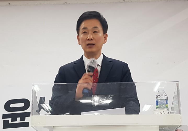 [대구=뉴시스] 정창오 기자 = 유영하 변호사가 1일 오후 대구 수성구 범어동 국민의힘 대구시당 강당에서 기자회견을 열고 6.1 지방선거와 함께 치러지는 대구 수성을 국회의원 보궐선거 출마를 선언하고 있다. 2022.05.01. jco@newsis.com *재판매 및 DB 금지