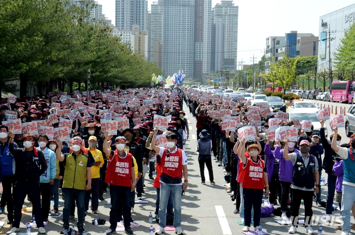 [청주=뉴시스] 조성현 기자 = 1일 오후 충북 청주시 흥덕구 송절동에서 열린 제132주년 세계노동절 대회에서 참가자들이 차별 없는 노동권 보장과 불평등 체제 타파 등의 구호를 외치고 있다. 2022.05.01. jsh0128@newsis.com 